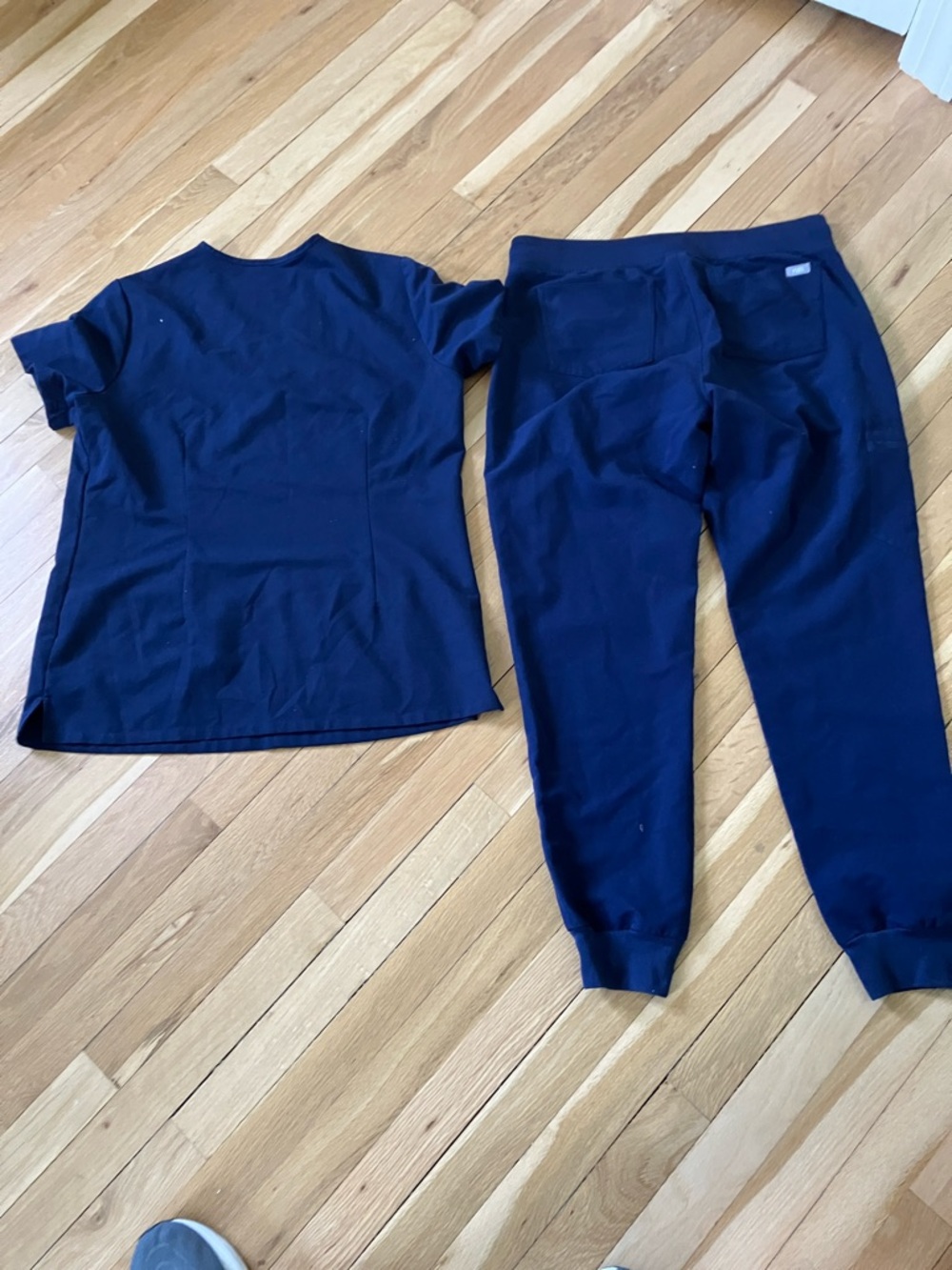 Figs  Medium Navy V-Neck Scrub Top & Jogger Pants - Picture 8 of 11